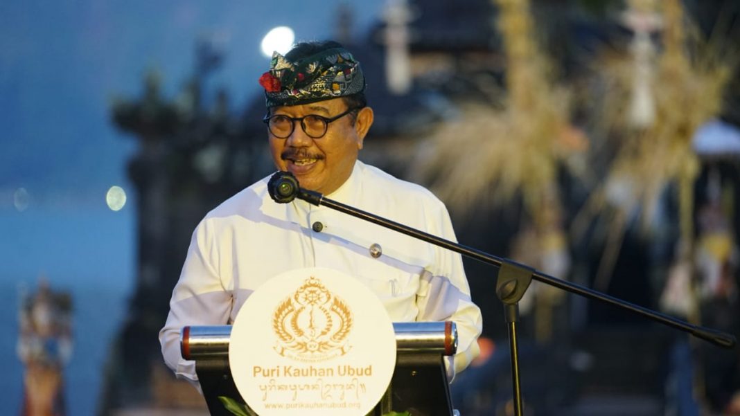 Hadiri Pagelaran “Nuwur Kukuwung Ranu”, Wagub Cok Ace Ungkap Makna Tumpek Wariga Dihadapan Dua Menteri