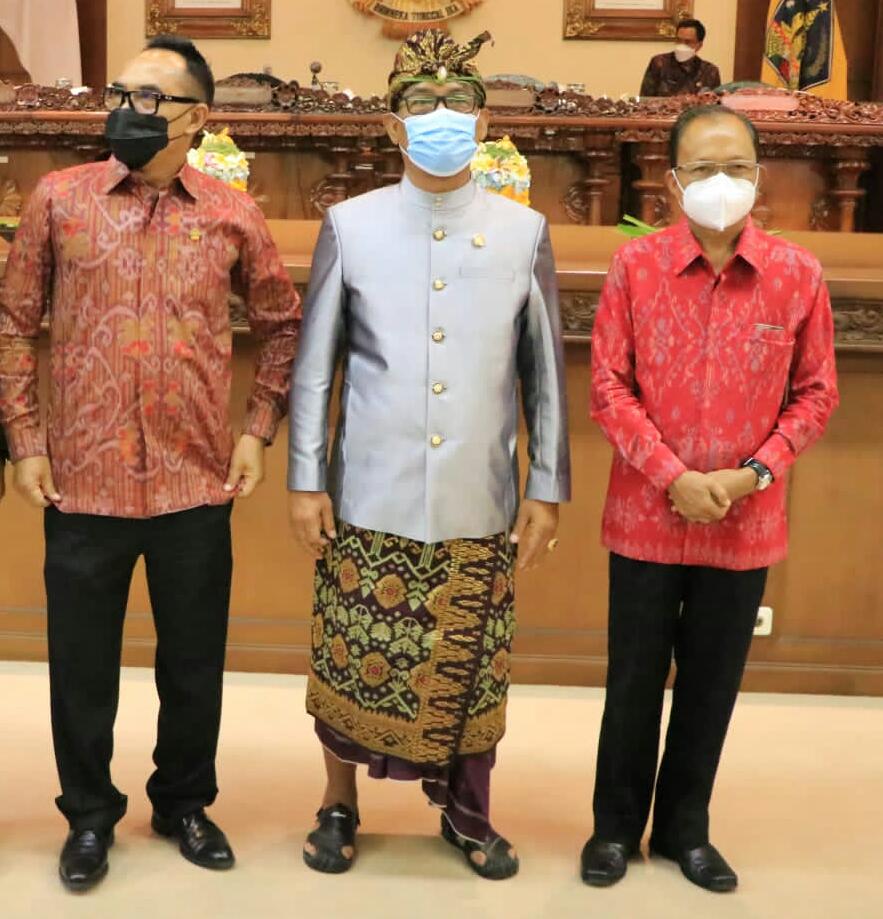 Gubernur Wayan Koster Sampaikan Selamat ke Dewa Nyoman Rai Diangkat Sebagai PAW Anggota DPRD Bali