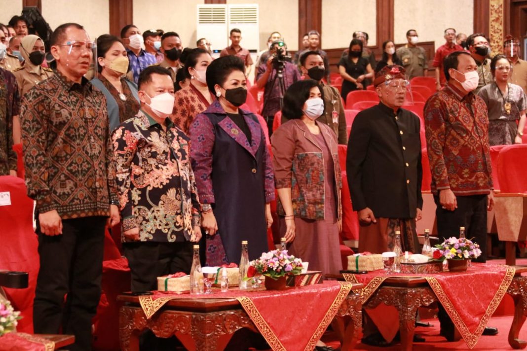 Hadiri Fashion Show Perangkat Daerah serangkaian Pameran IKM Bali, Ini Pesan Ny Putri Koster