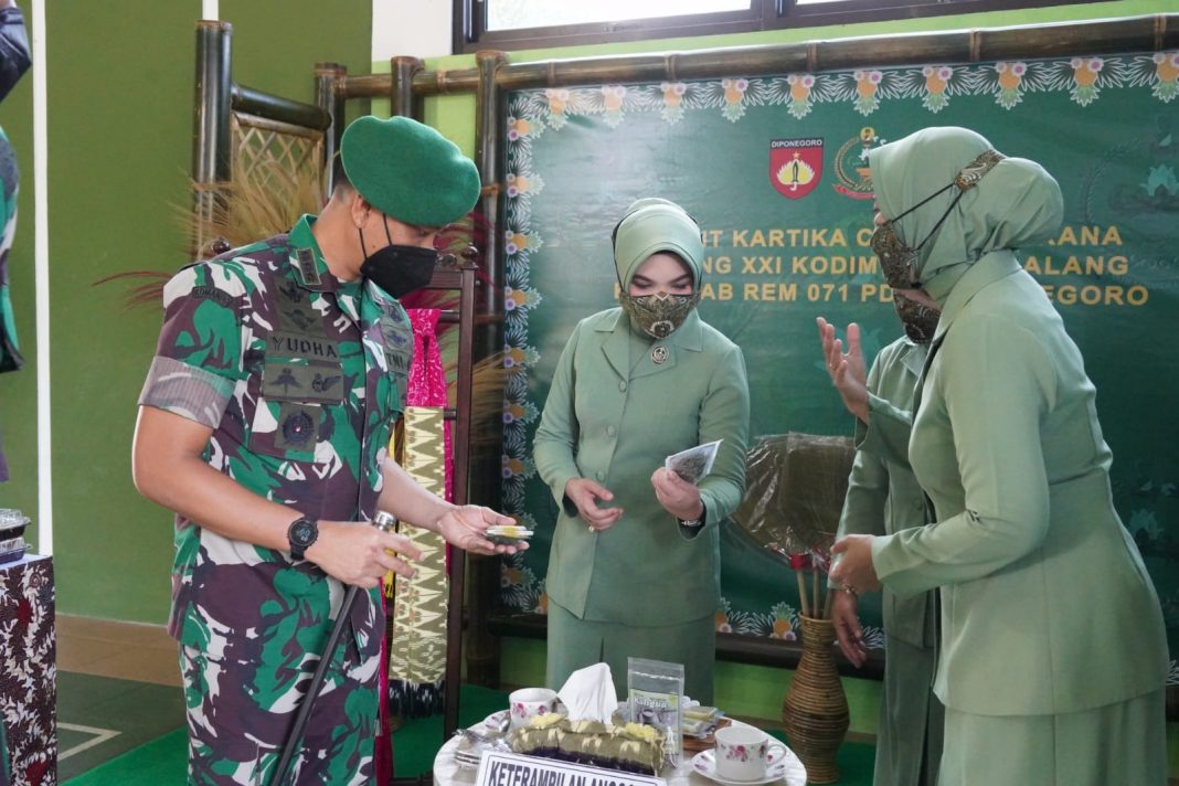 Ketua Persit KCK Koorcab Rem 071 Tinjau Hasil Karya Anggota Persit Kartika Chandra Kirana Cabang XX Kodim Pemalang