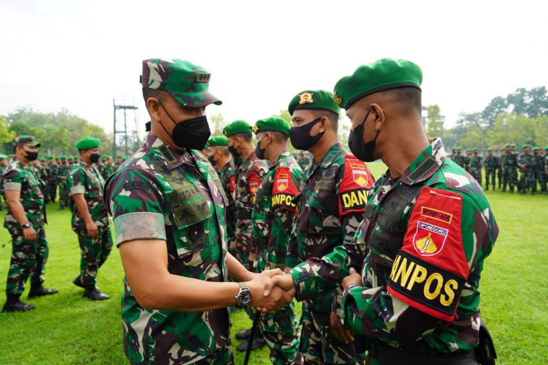 Danrem 071/Wijayakusuma Hadiri Upacara Pengantar Tugas Satgas Pamwil Obvitnas PT. Freeport Indonesia Yonif 405/SK