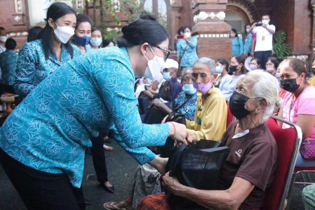 Ny. Rai Wahyuni Sanjaya Berbagi Bersama Lansia, Bumil dan Anak Kurang Gizi