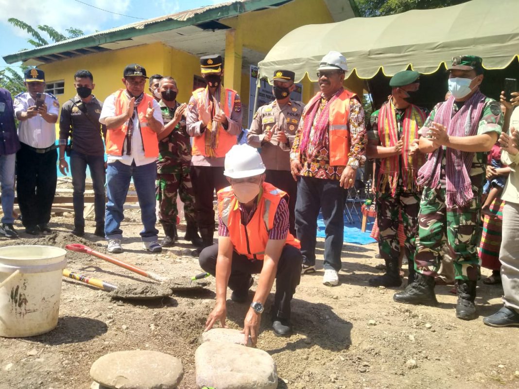 Wabup Belu Lakukan Peletakan Batu Pertama Pembangunan Rumah Bantuan Praka Almarhum Yanuarius Loe