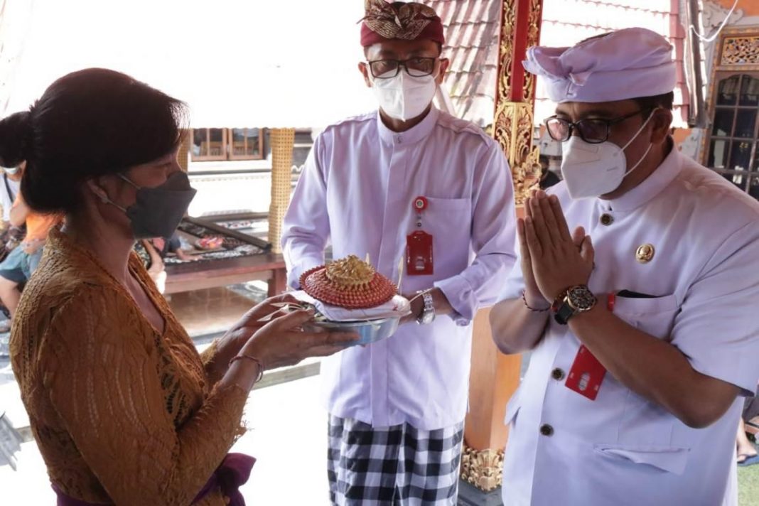 Melayat ke Rumah Duka Almarhum Ketua Bawaslu Tabanan, Bupati Tabanan Berharap Pihak Keluarga Tabah dan Ikhlas