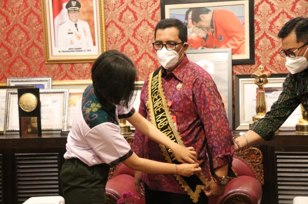 Jadi Panutan, Bupati Tabanan Dinobatkan Sebagai Ayah Generasi Berencana