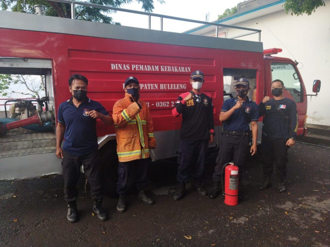 Cepat Tanggap, TRC Damkar Buleleng Kawal Evakuasi Truk Pertamina