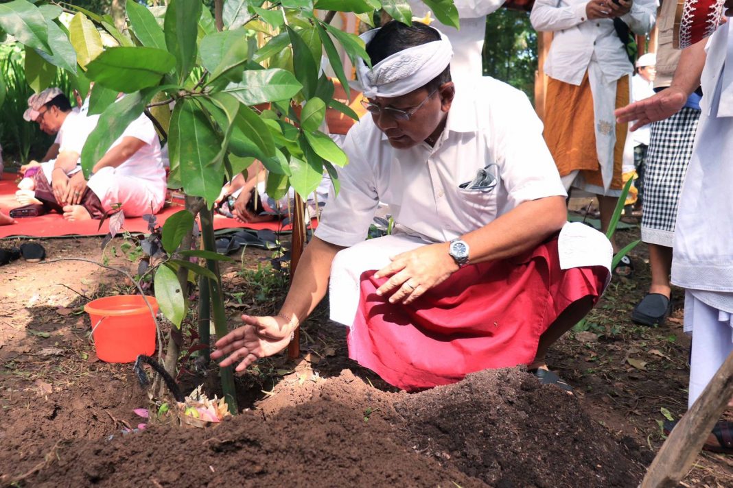 Wakil Bupati Buleleng Minta Masyarakat Terus Muliakan Tumbuh-Tumbuhan