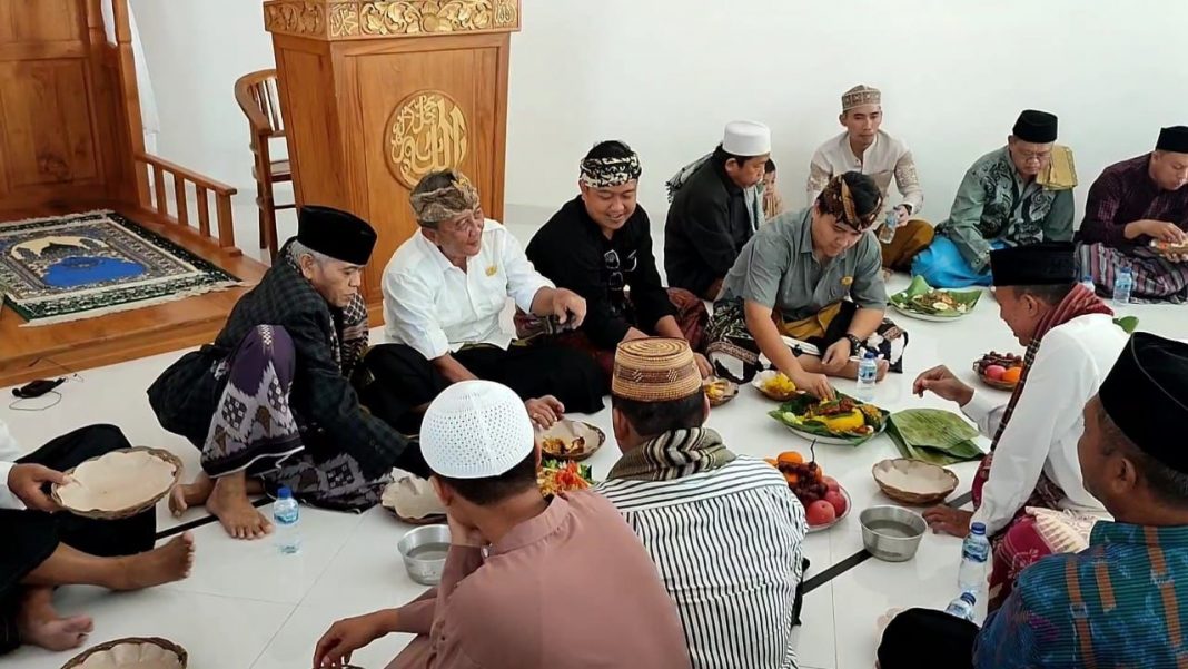 Tradisi Megibung Kampung Singaraja Jaga Tradisi Leluhur