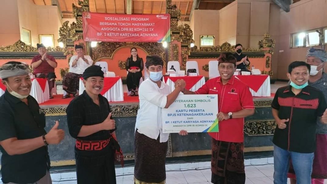 Kariasa Beri Jaminan Sosial Kepada Kader Partai PDI Perjuangan di Buleleng