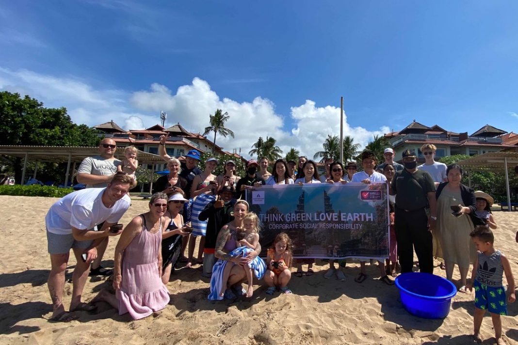 Hotel Nikko Bali dan Peternakan Penyu Bali Lecceria Melepasliarkan Tukik Sebagai Aksi Program Keberlanjutan