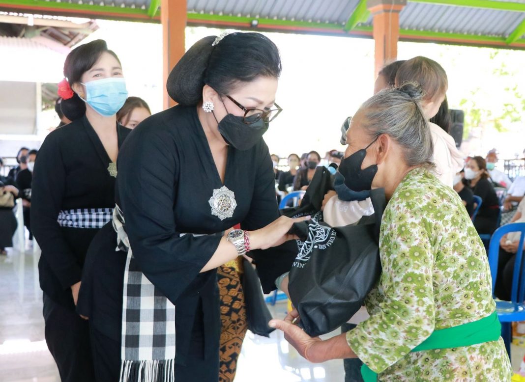 Tresna lan Punia PAKIS Bali Serahkan 100 Paket Sembako Kepada Masyarakat