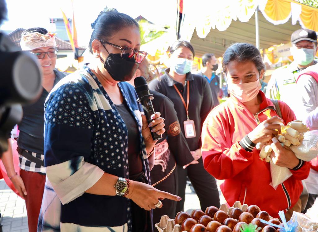 Ny. Putri Koster Hadiri Gebyar Pasar Rakyat Krisna Oleh-Oleh Bali