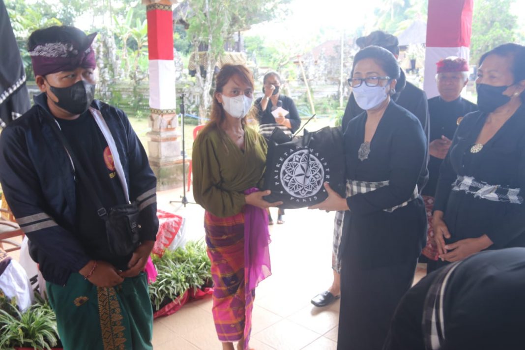 Pakis Bali Gelar Aksi Sosial di Desa Penglipuran