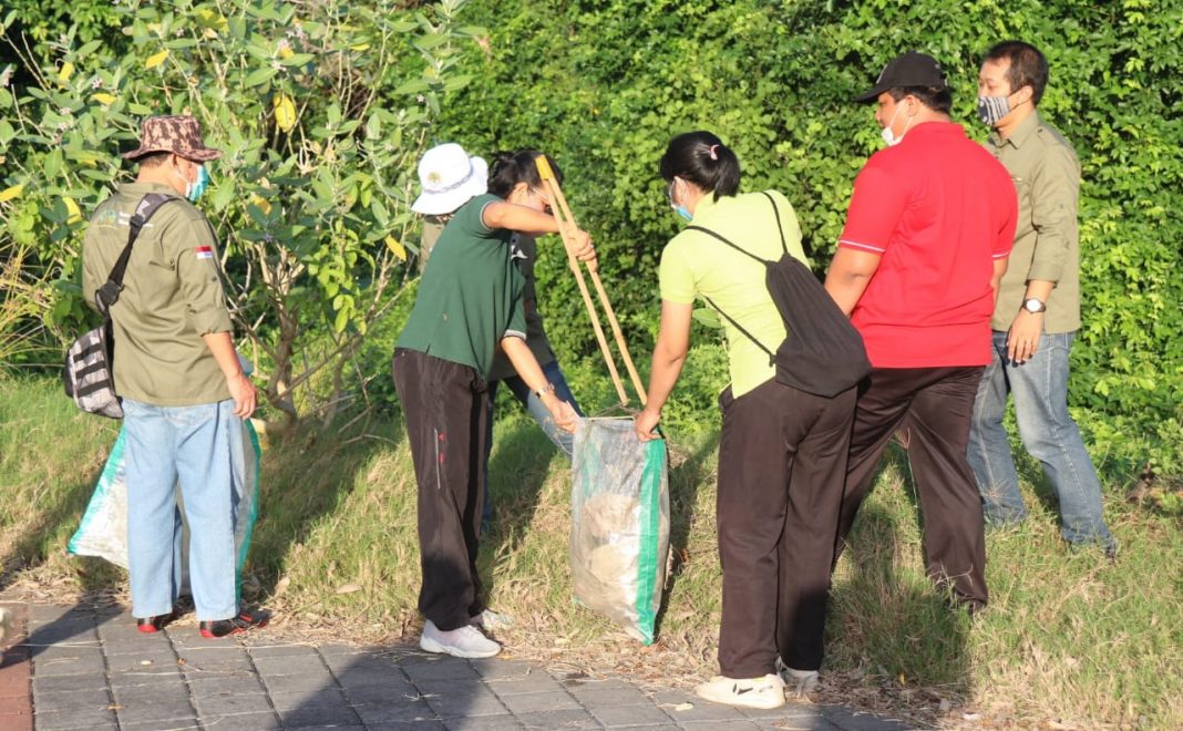 Peringati Bulan Bung Karno dan Hari Lingkungan Hidup Sedunia, Pemprov Bali Gelar Resik Sampah dan Penebaran Benih Ikan