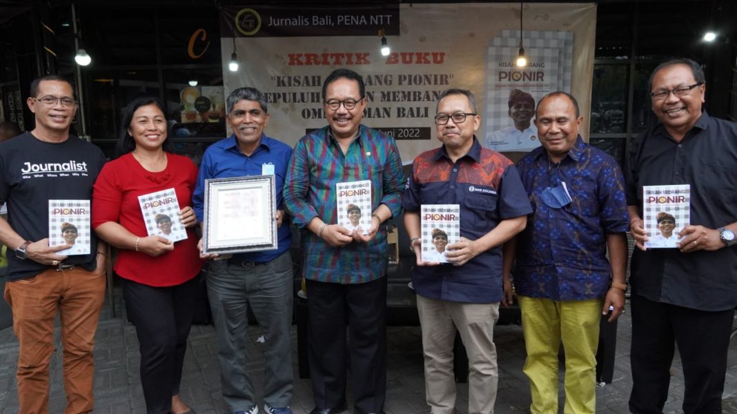 Wagub Cok Ace Hadiri Diskusi Kritik Buku ‘Kisah Seorang Pionir Sepuluh Tahun Membangun Ombudsman Bali’