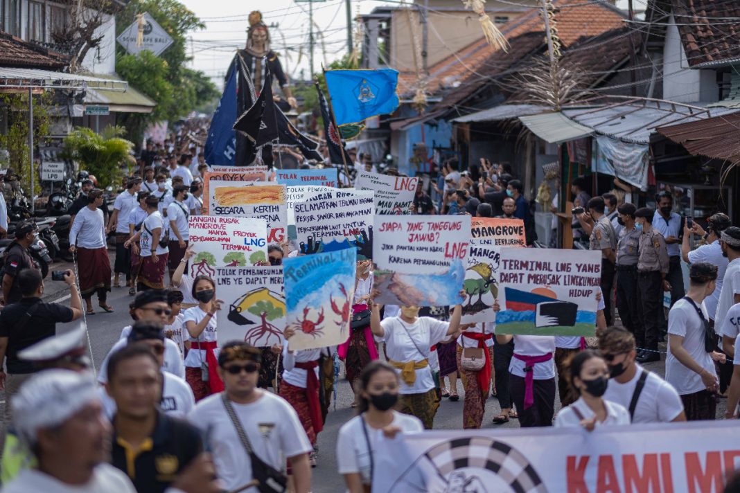 Warga Gelar Aksi Protes, Tolak Pembangunan Terminal LGN di Sanur
