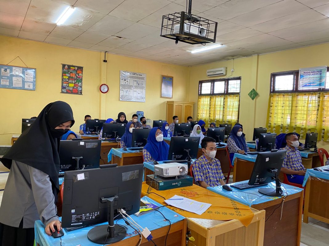 Mahasiswa Peserta Kampus Mengajar Bantu Adaptasi Teknologi di 3.846 Sekolah