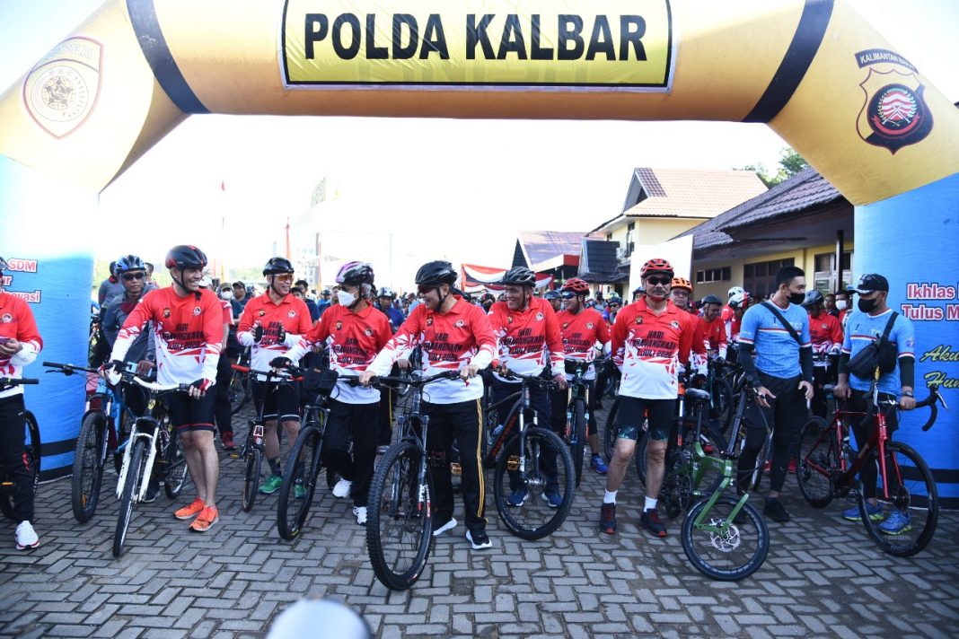 Sambut Hari Bhayangkara Ke-76, Danlantamal XII Gowes Bersama Forkopimda Kalbar