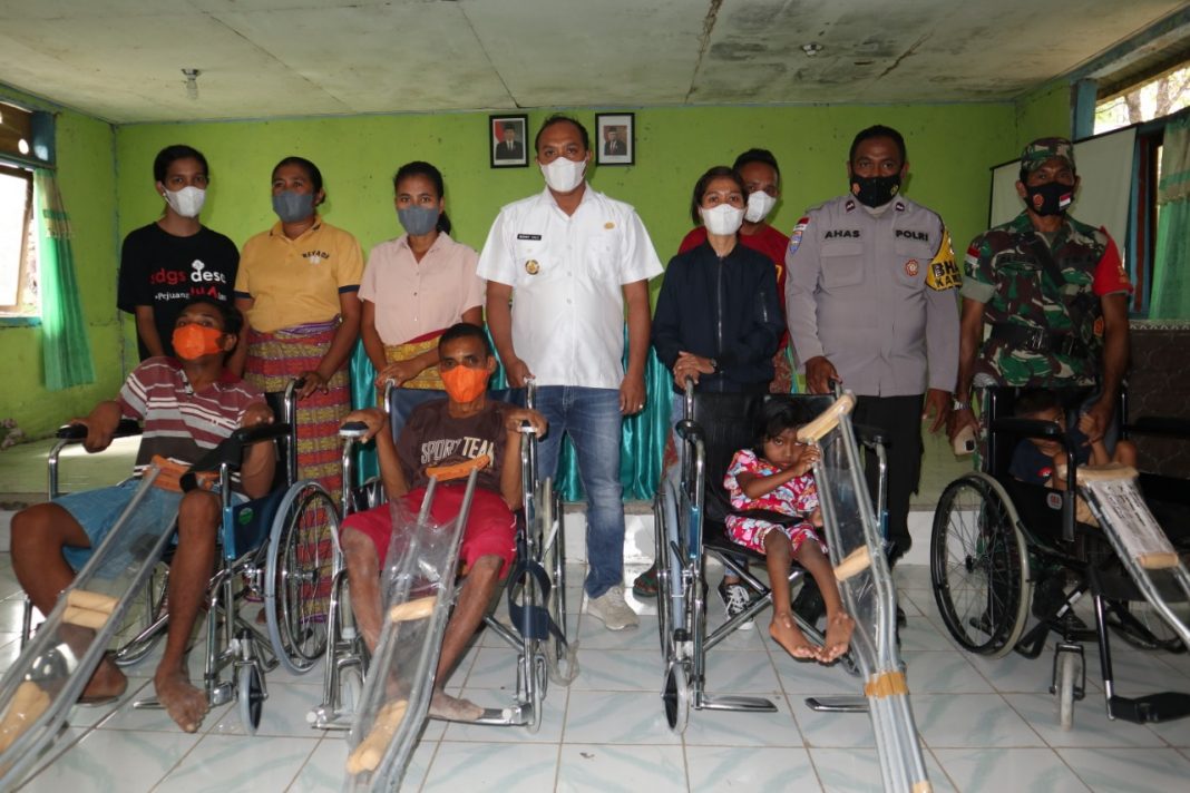 Dukung Program AT-AHS, Pemerintah Desa Makir Beri Bantuan Bagi Penyandang Disabilitas