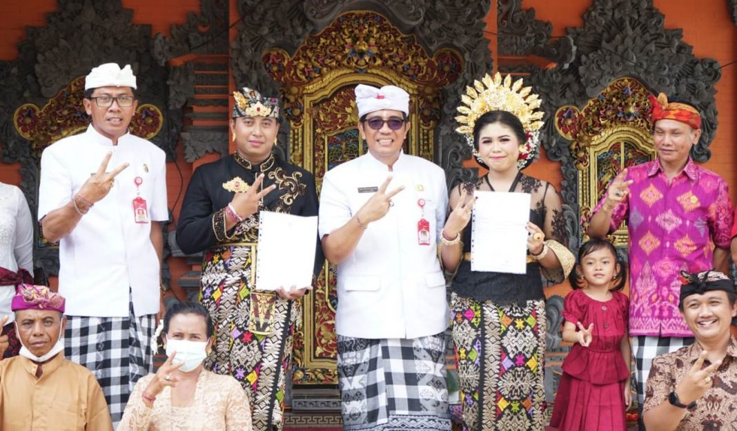 Serahkan Dokumen Perkawinan, Bupati Tabanan Tegaskan Jaga Kesakralan dan Komitmen Perkawinan