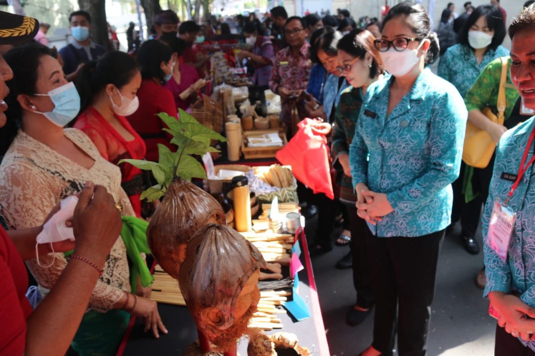Kunjungi Pasar Rakyat Gianyar, TP PKK Kabupaten Tabanan Dukung Kegiatan Berbelanja dan Berbagi