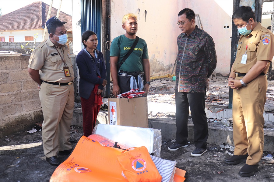Wabup Sutjidra Serahkan Bantuan Pada Korban Kebakaran di Sanggalangit