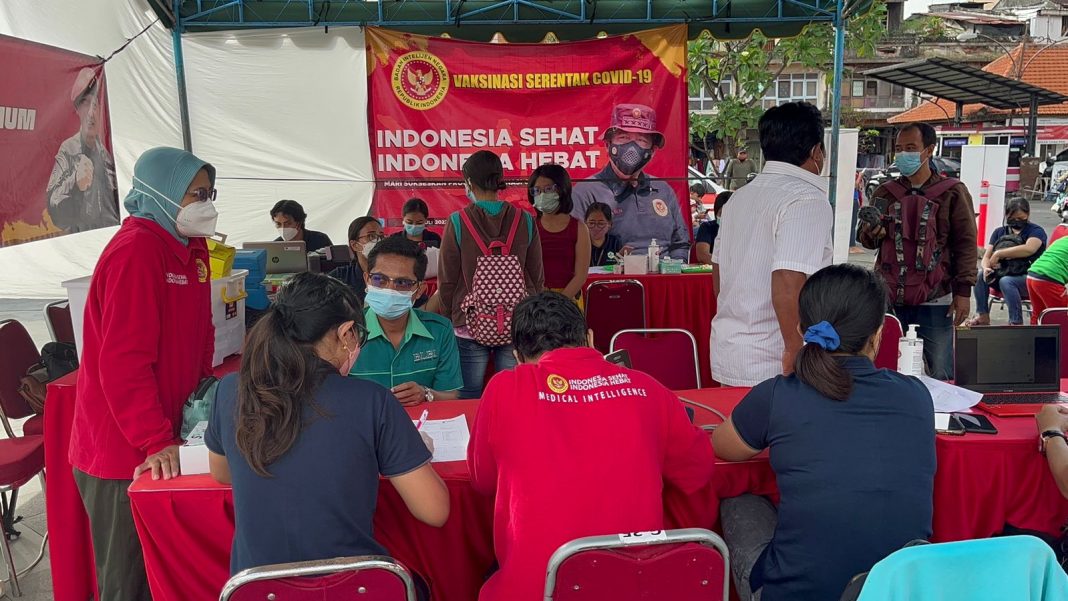 Mendekati Akhir Juli, Warga Kota Denpasar Antusias Vaksin Boster yang Digelar BIN di Pasar Badung