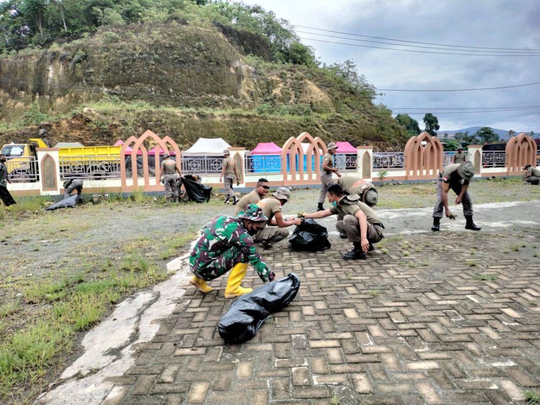 Satgas Yonif RK 732/Banau Bersama Masyarakat dan Brimob Gotong Royong Bersihkan Masjid