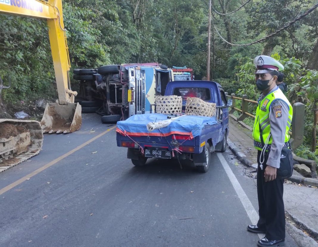 Truk Bawa Material Alami Oc, Lalin Singaraja-Denpasar Macet