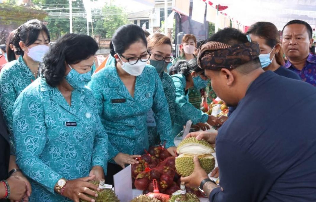 Ny. Rai Wahyuni Sanjaya Bangga, Pasar Rakyat “Berbelanja dan Berbagi”, Kabupaten Tabanan Ludes Terjual