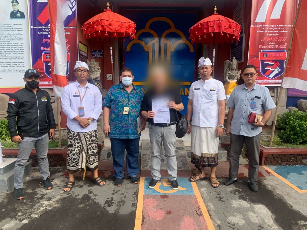 Bebas Dari Lapas Singaraja, WNA Asal Jerman Jalani Program Asimilasi Di Rumah