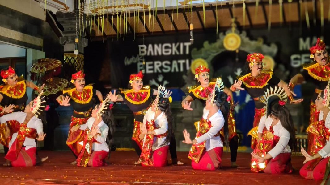 Bajang-bajang Malunan” Banjar Paketan Tampil dalam Malam Gembira