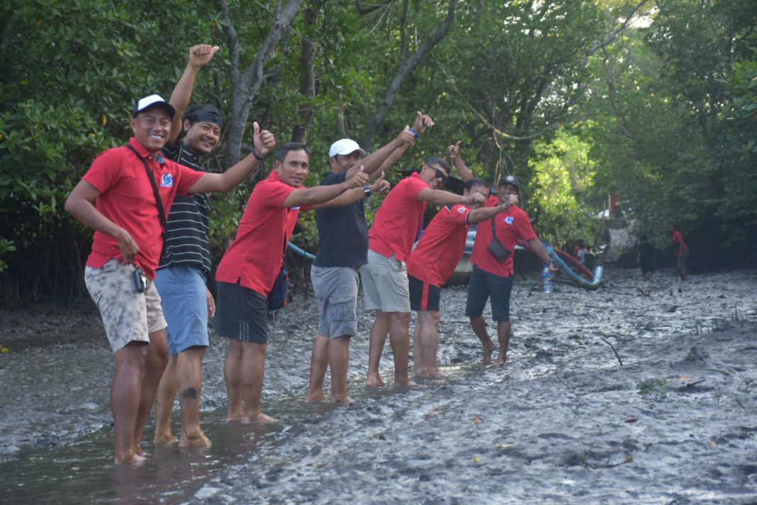 Peduli Lingkungan, Komunitas Mitra Devata Tanam Bakau di Pantai Timur Kedonganan