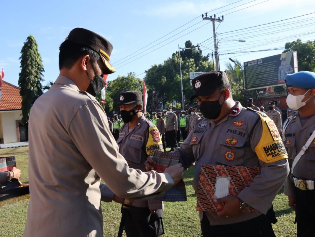 Tiga Personel Bhabinkamtibmas Terima Penghargaan Dari Kapolres Buleleng