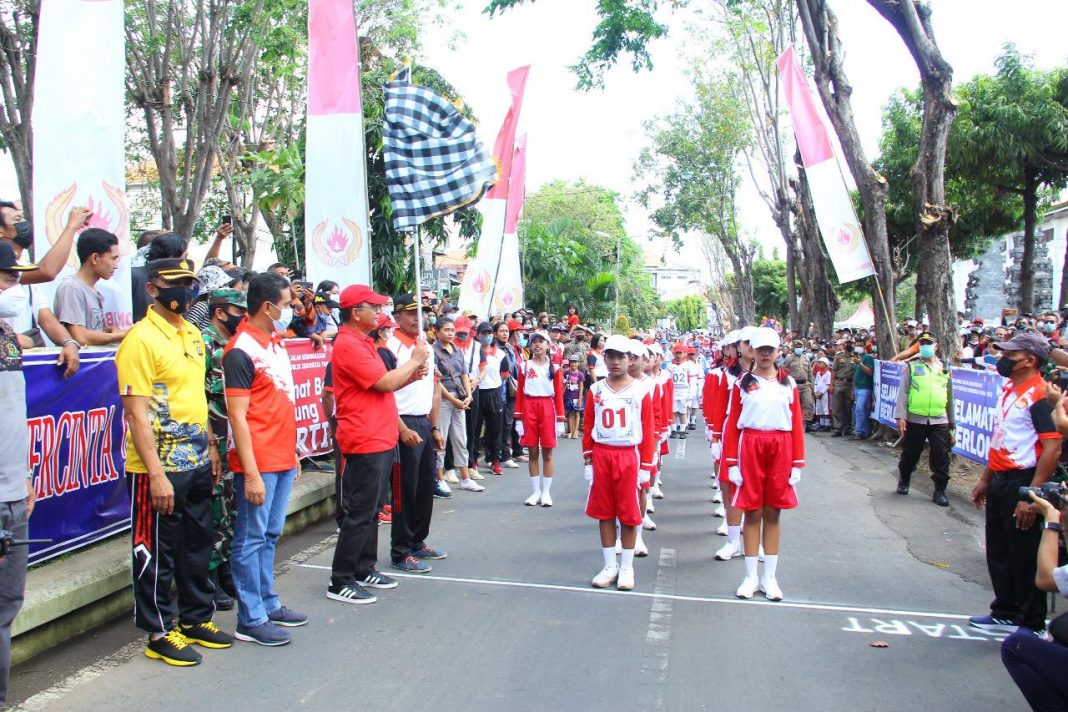 Wabup Buleleng Lepas Lomba Gerak Jalan Delapan Kilometer Tingkat SD