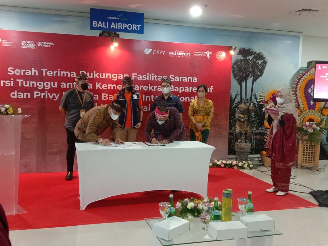 Menparekraf Serahkan 100 Kursi Tunggu Penumpang untuk Bandara Ngurah Rai