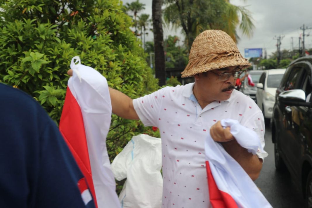 Dukung Gerakan 10 Juta Bendera Merah Putih, Kesbangpol Provinsi Bali Bagi 7000 Bendera Merah Putih di Perempatan Sanur