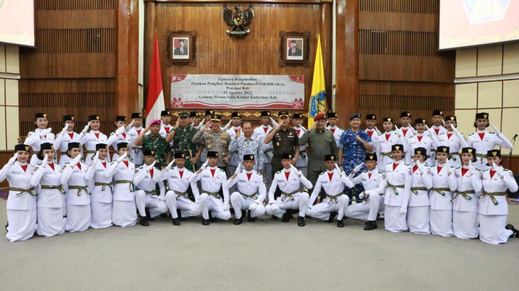 Gubernur Koster mengukuhkan Pasukan Pengibar Bendera Pusaka (Paskibraka) Provinsi Bali Tahun 2022