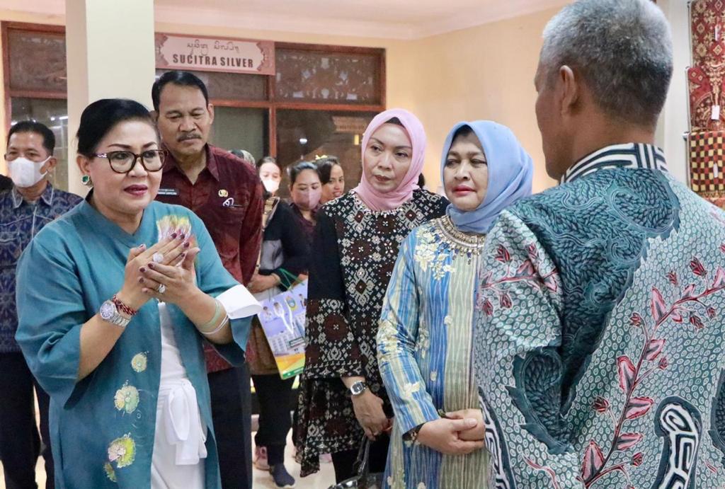 Dampingi Ketua Dekranasda Sumut, Ny. Putri Koster Minta IKM Bali Miliki Identitas Personal Produk untuk Melindungi Motif Karyanya