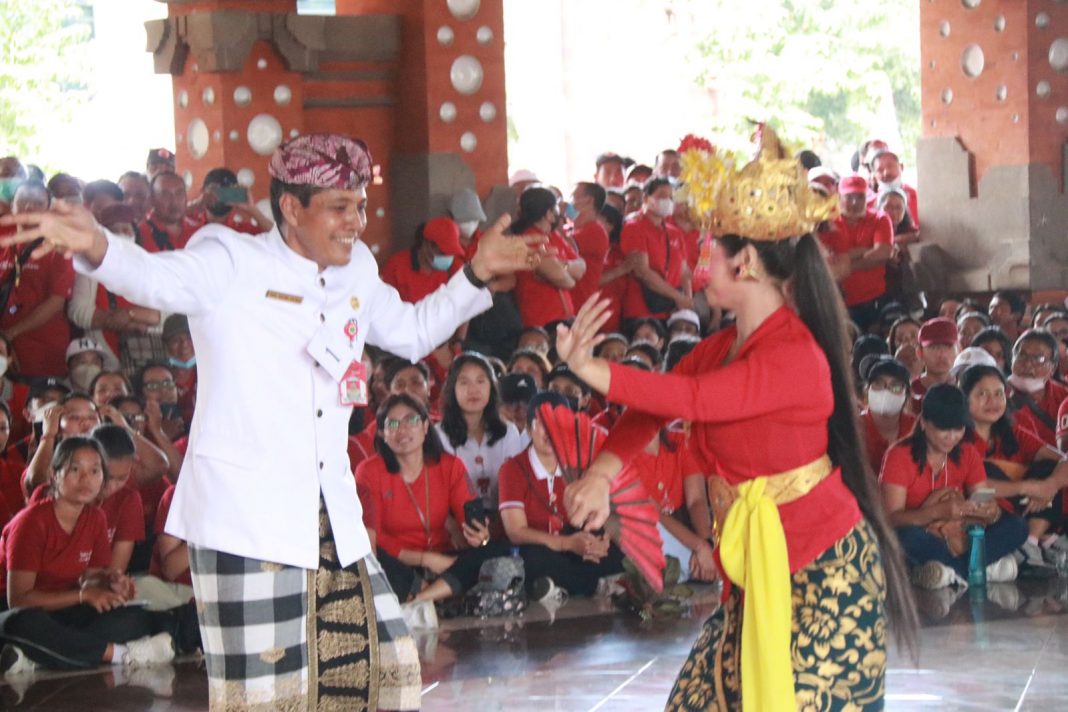 Hibur Penonton, Kepala OPD Pemkab Tabanan Ikut Lomba Ngibing