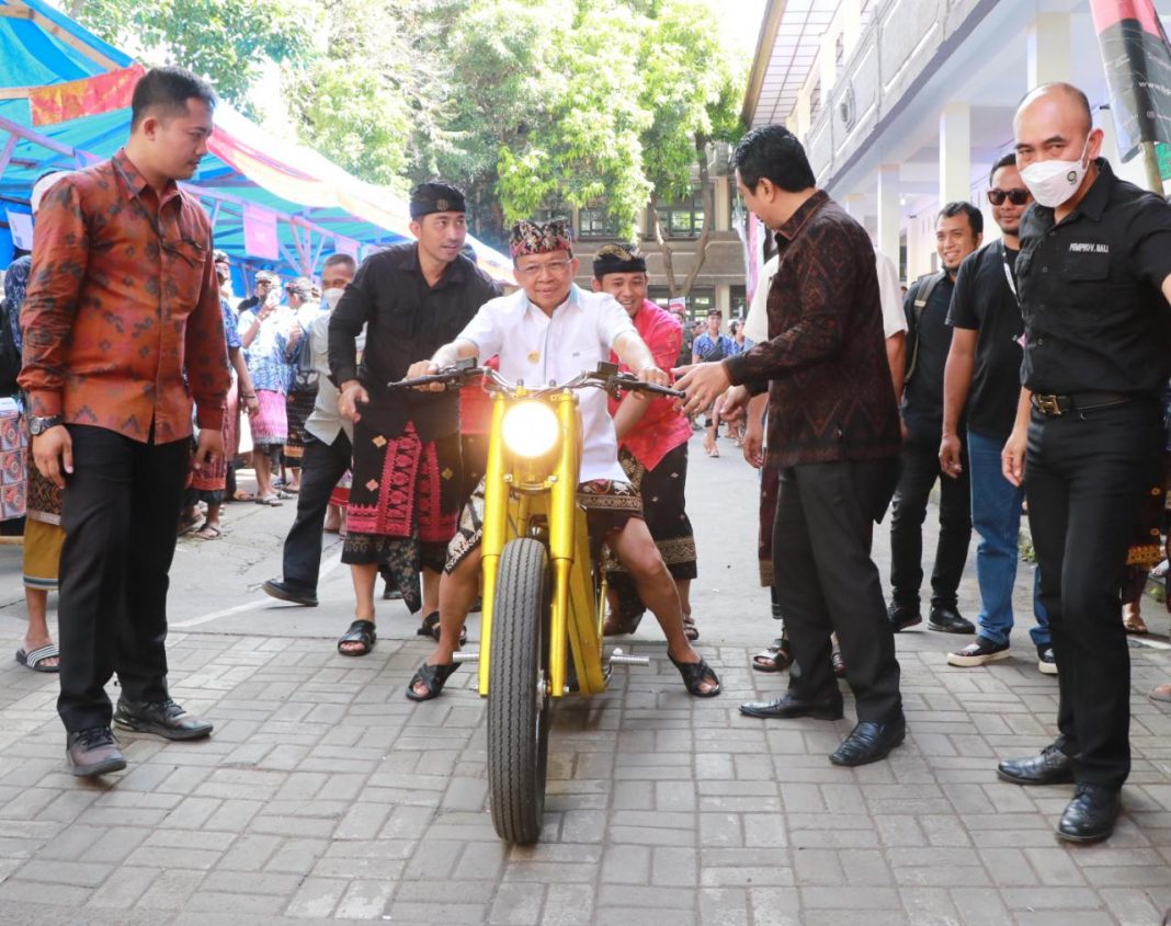 GUBERNUR WAYAN KOSTER Motivasi Siswa SMKN 1 Denpasar Ciptakan Motor Hingga Kompor Listrik
