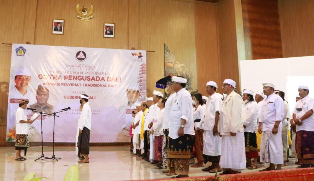 GUBERNUR BALI WAYAN KOSTER Kukuhkan Pengurus GOTRA PANGUSADA BALI