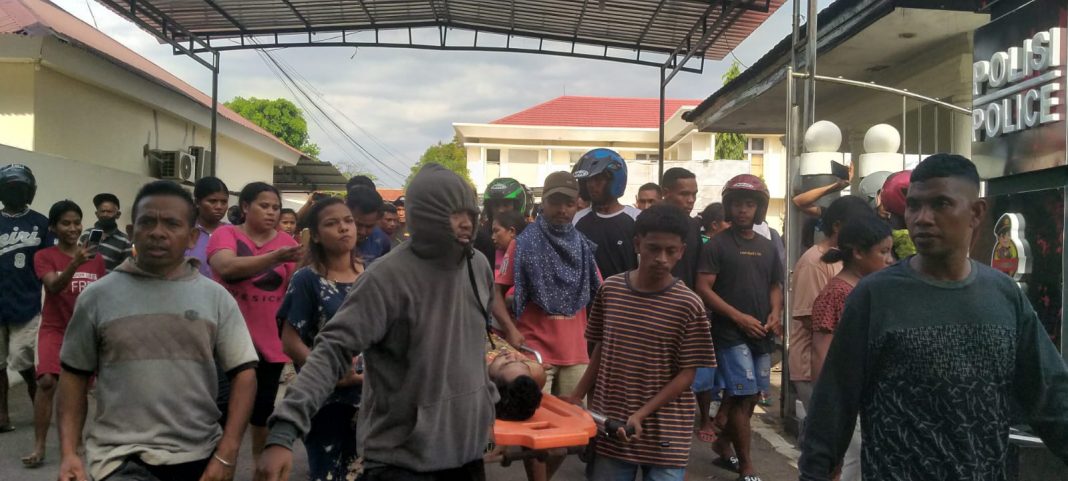 Tidak Puas, Jenasah Eton Dipikul Jalan Kaki Menuju Mapolres Dan DPRD Belu