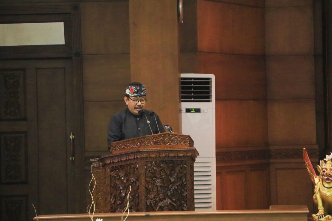 Rapat Paripurna, Wagub Cok Ace Sampaikan Jawaban Terhadap PU seluruh Fraksi Tentang Ranperda Perubahan 2022