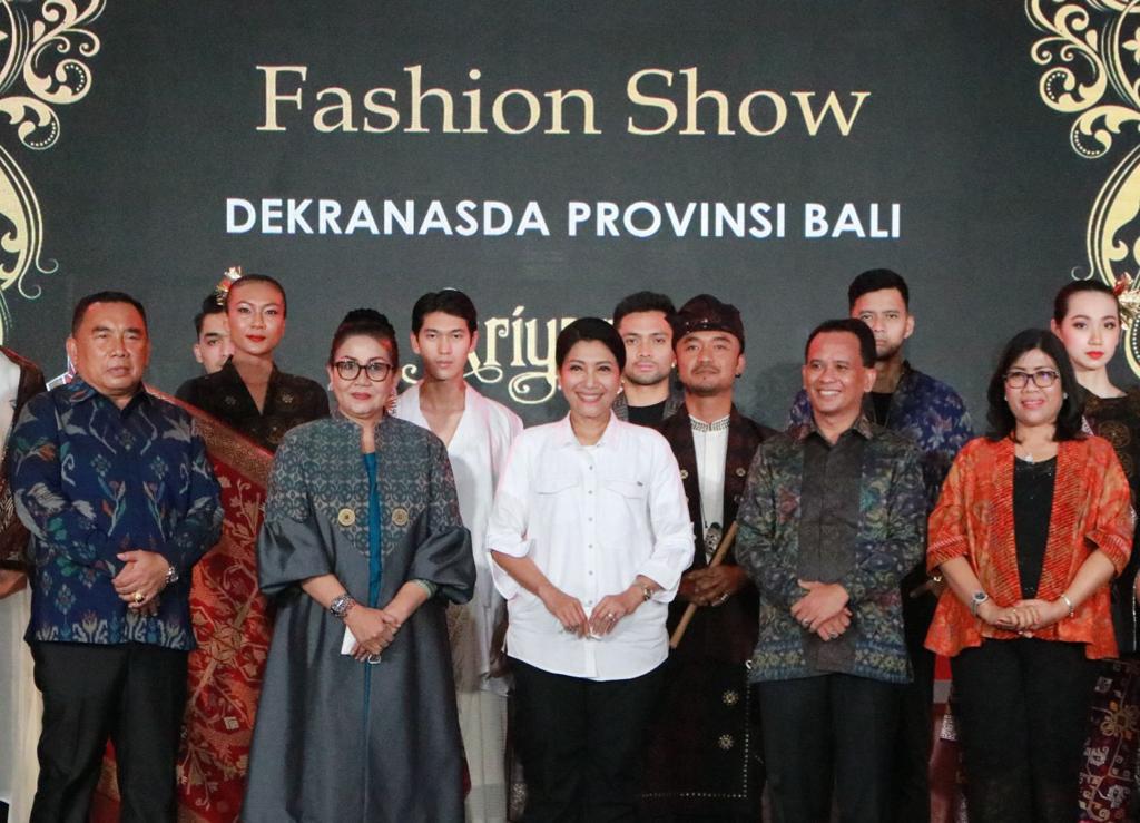 Ny. Putri Koster Pamerkan Tenun Tradisional Endek Bali Dalam Pameran Kriyanusa Tahun 2022