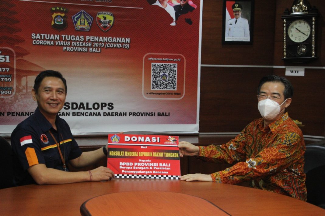 Penuhi Janji Kepada Gubernur Koster, Konjen Tiongkok Denpasar Serahkan Bantuan Penanganan Bencana Untuk Pemprov Bali