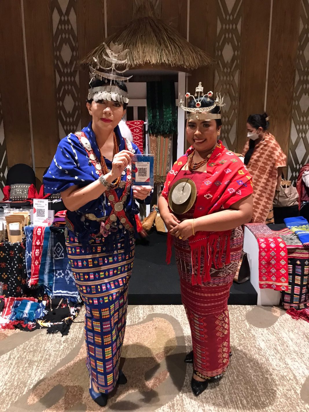 Promosikan Tenun Belu, Dekranasda Belu Ikut Ramaikan Konser 1000 Sasando Di Labuan Bajo