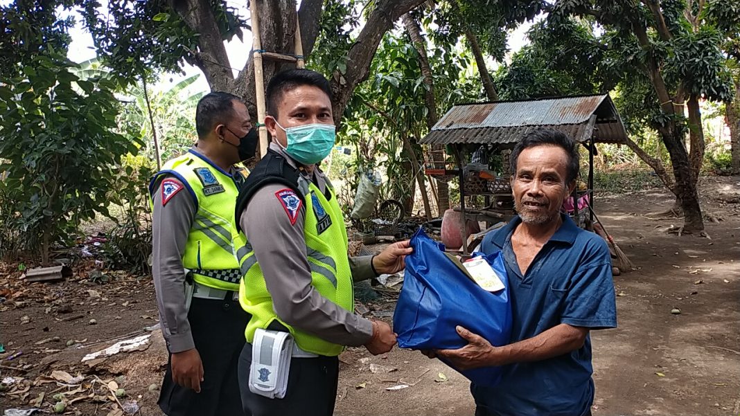 Terdampak Kenaikan BBM, Polres Buleleng Bagikan Sembako Pada Sopir Angkot dan Masyarakat