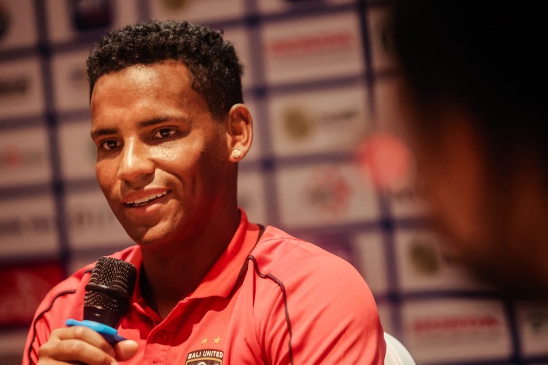 Bentrok Sengit Antar Gelandang Brasil Saat Laga Bali United vs Dewa United