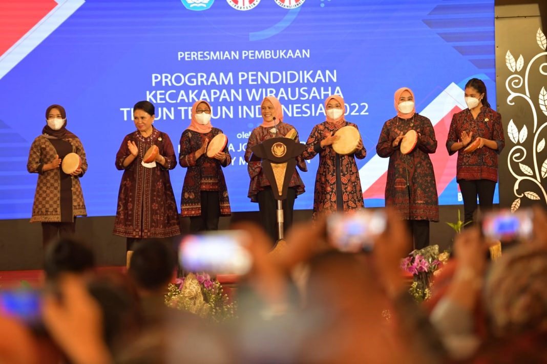 Ibu Negara Iriana Joko Widodo Resmikan Pembukaan Program Pendidikan Kecakapan Wirausaha Tekun Tenun Indonesia 2022